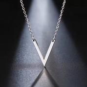 MARGAUX – COLLIER À PENDENTIFS EN FORME DE V