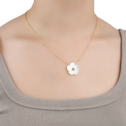 CAMILLE – COLLIER CHAÎNE DORÉE FLEUR NACRÉE