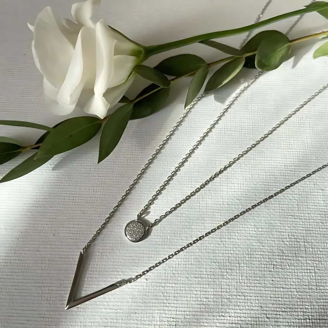 MARGAUX – COLLIER À PENDENTIFS EN FORME DE V