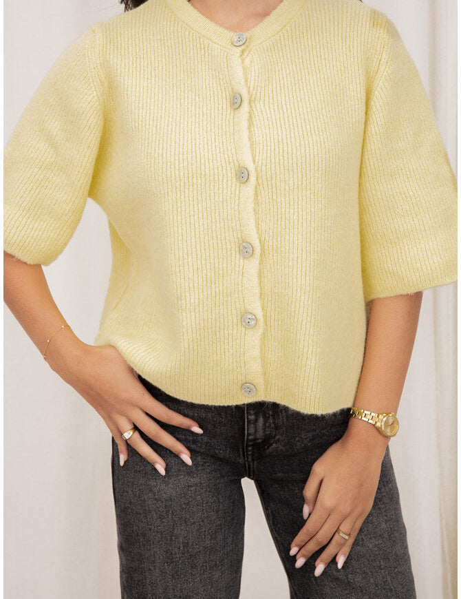 elise-store-knopen-vest-korte-mouwen-geel_ad17adb4-84dc-4336-84e3-476980b658dd.jpg