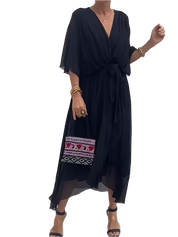 Robe en mousseline de soie à col en V